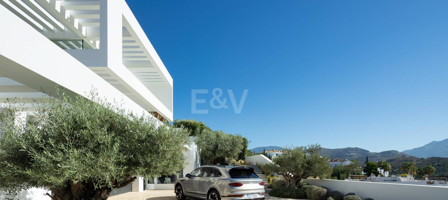 Contemporary Villa with Panoramic Views and Luxurious Amenities in La Quinta