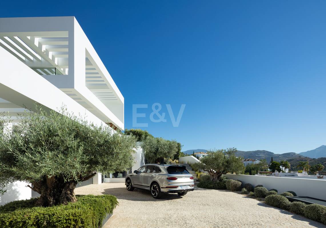 Contemporary Villa with Panoramic Views and Luxurious Amenities in La Quinta
