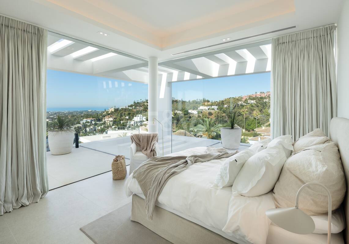 Contemporary Villa with Panoramic Views and Luxurious Amenities in La Quinta
