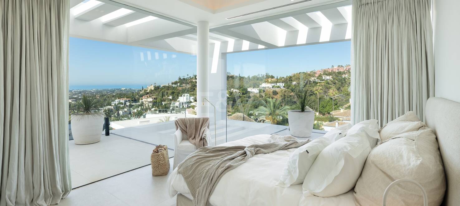 Contemporary Villa with Panoramic Views and Luxurious Amenities in La Quinta