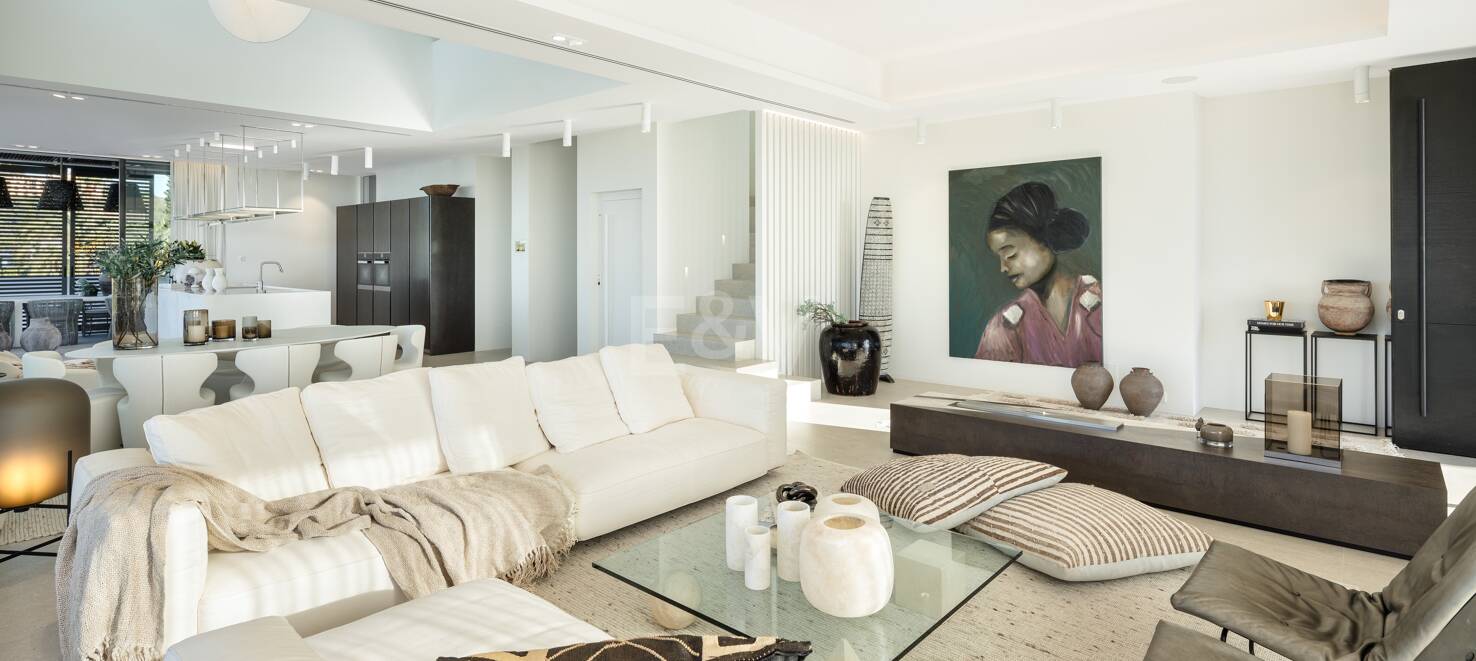 Contemporary Villa with Panoramic Views and Luxurious Amenities in La Quinta