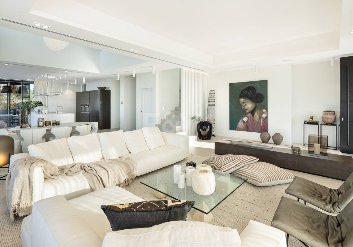 Contemporary Villa with Panoramic Views and Luxurious Amenities in La Quinta