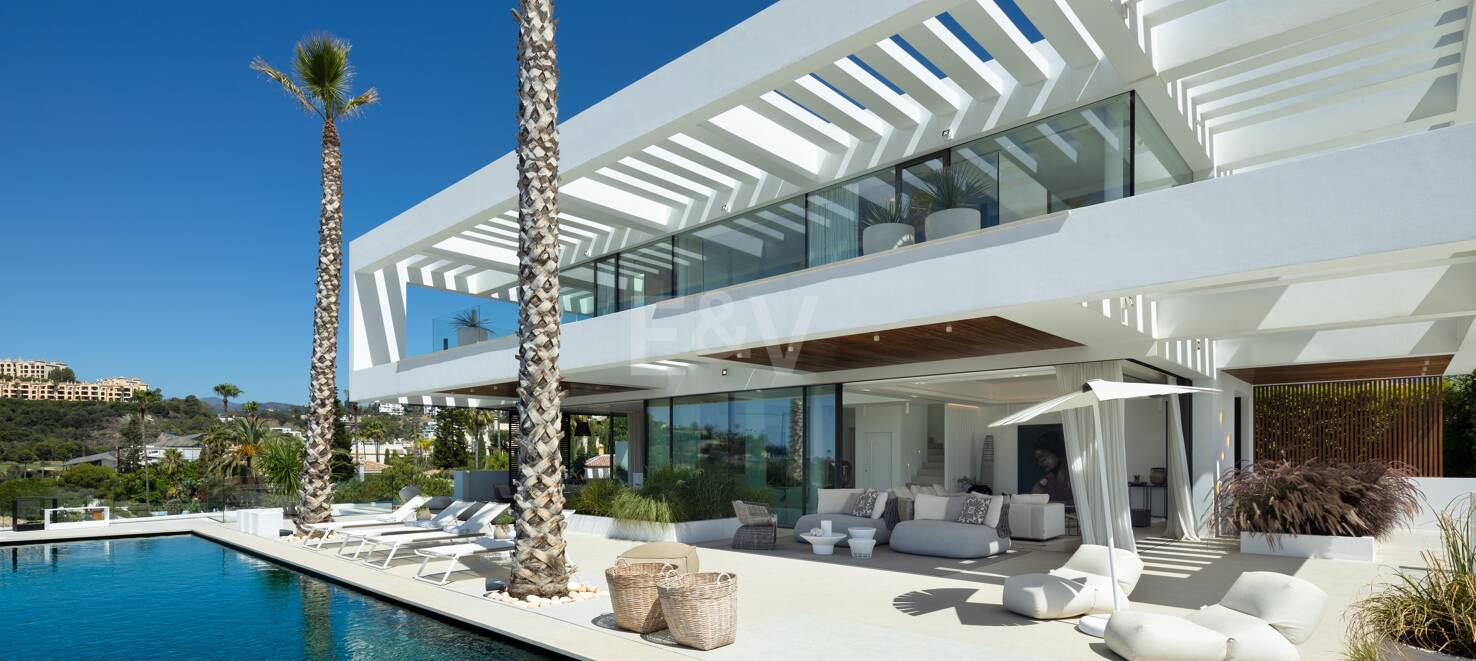 Contemporary Villa with Panoramic Views and Luxurious Amenities in La Quinta