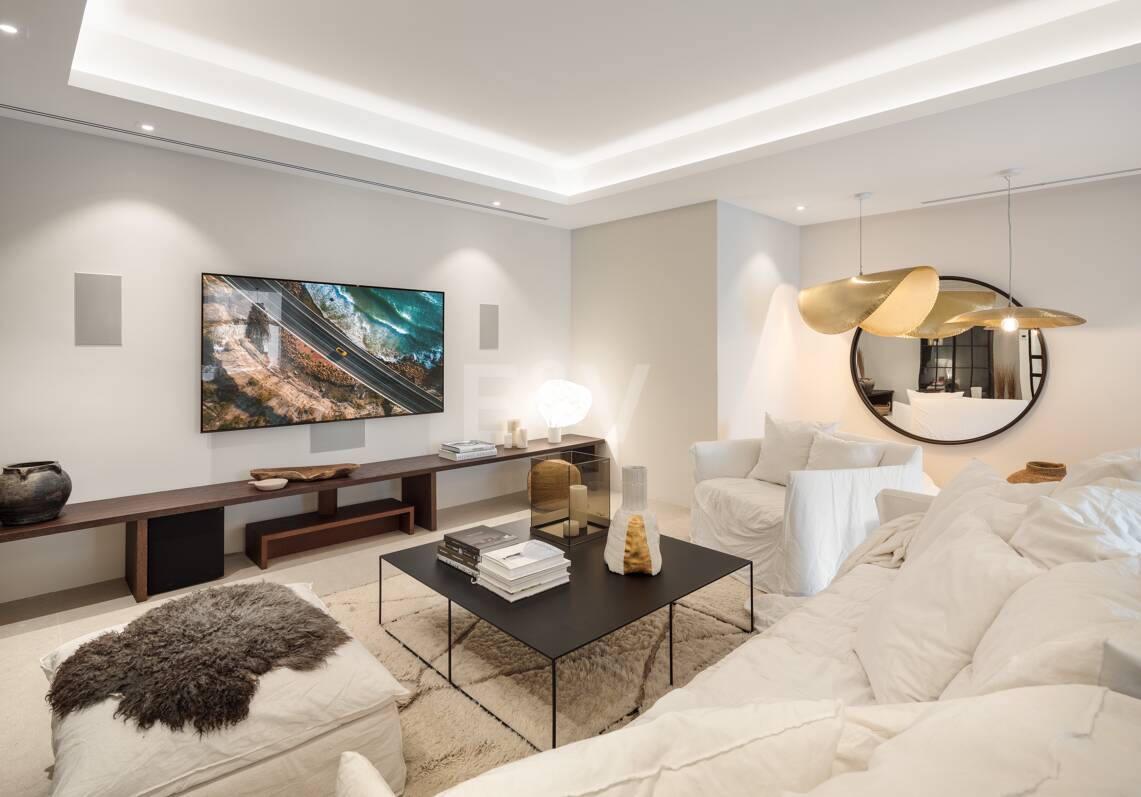Contemporary Villa with Panoramic Views and Luxurious Amenities in La Quinta
