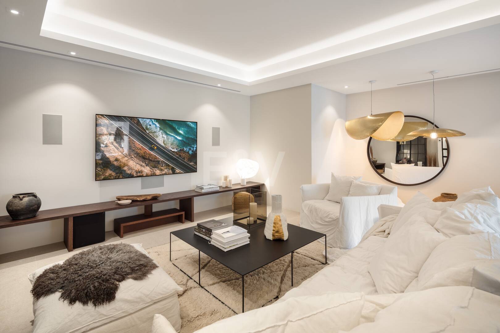 Contemporary Villa with Panoramic Views and Luxurious Amenities in La Quinta