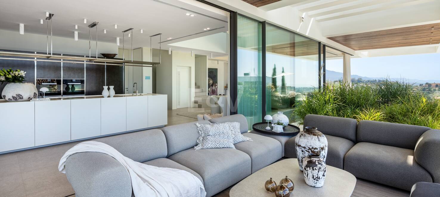 Contemporary Villa with Panoramic Views and Luxurious Amenities in La Quinta