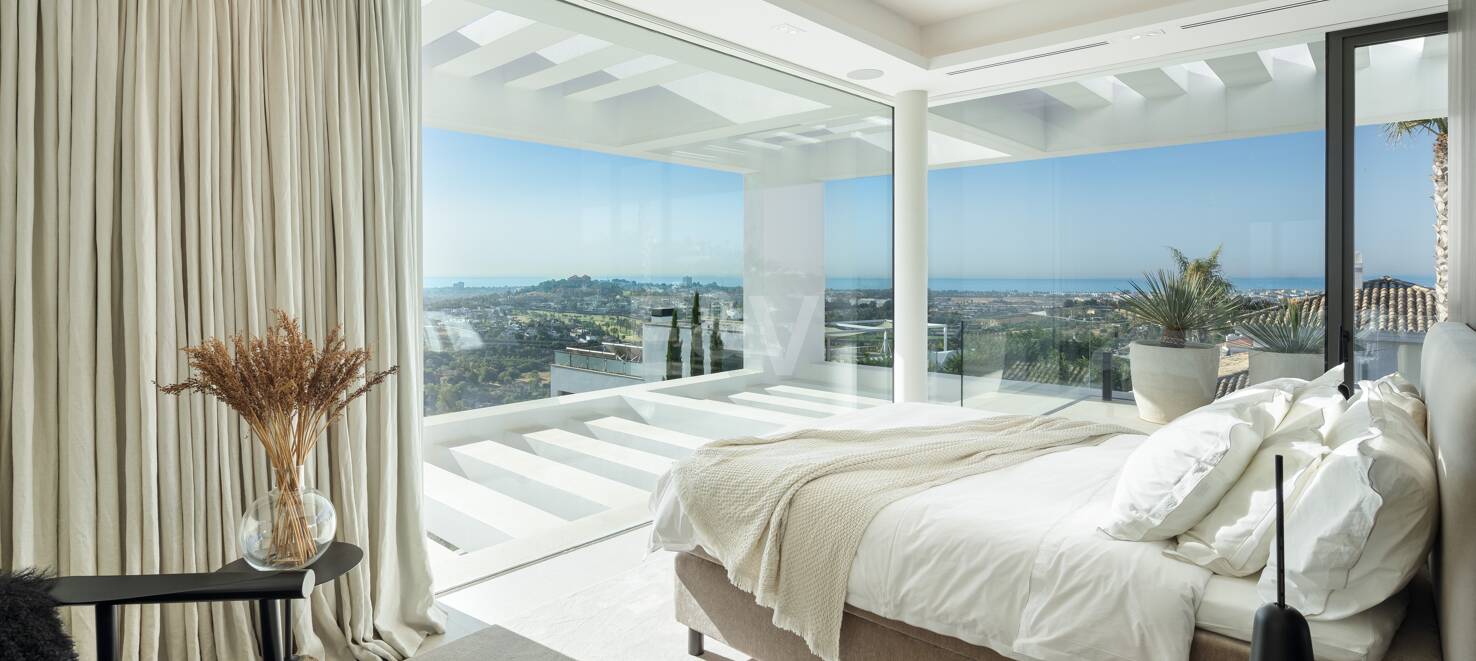 Contemporary Villa with Panoramic Views and Luxurious Amenities in La Quinta