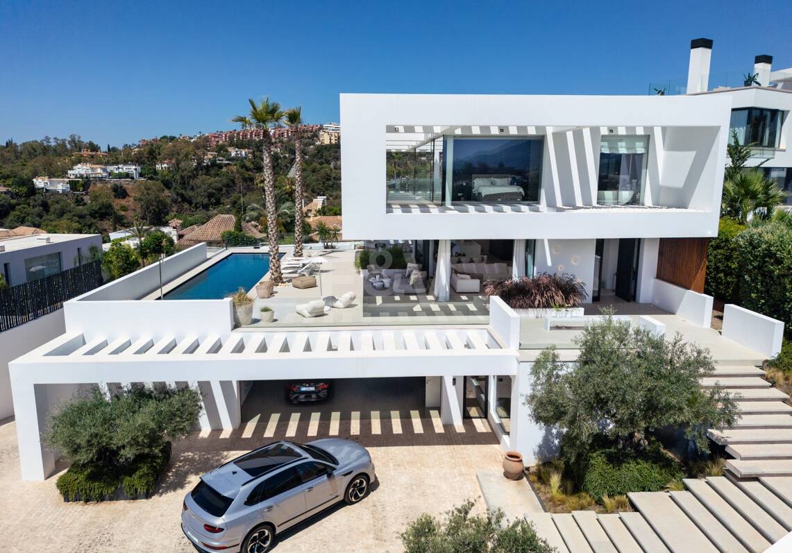 Contemporary Villa with Panoramic Views and Luxurious Amenities in La Quinta