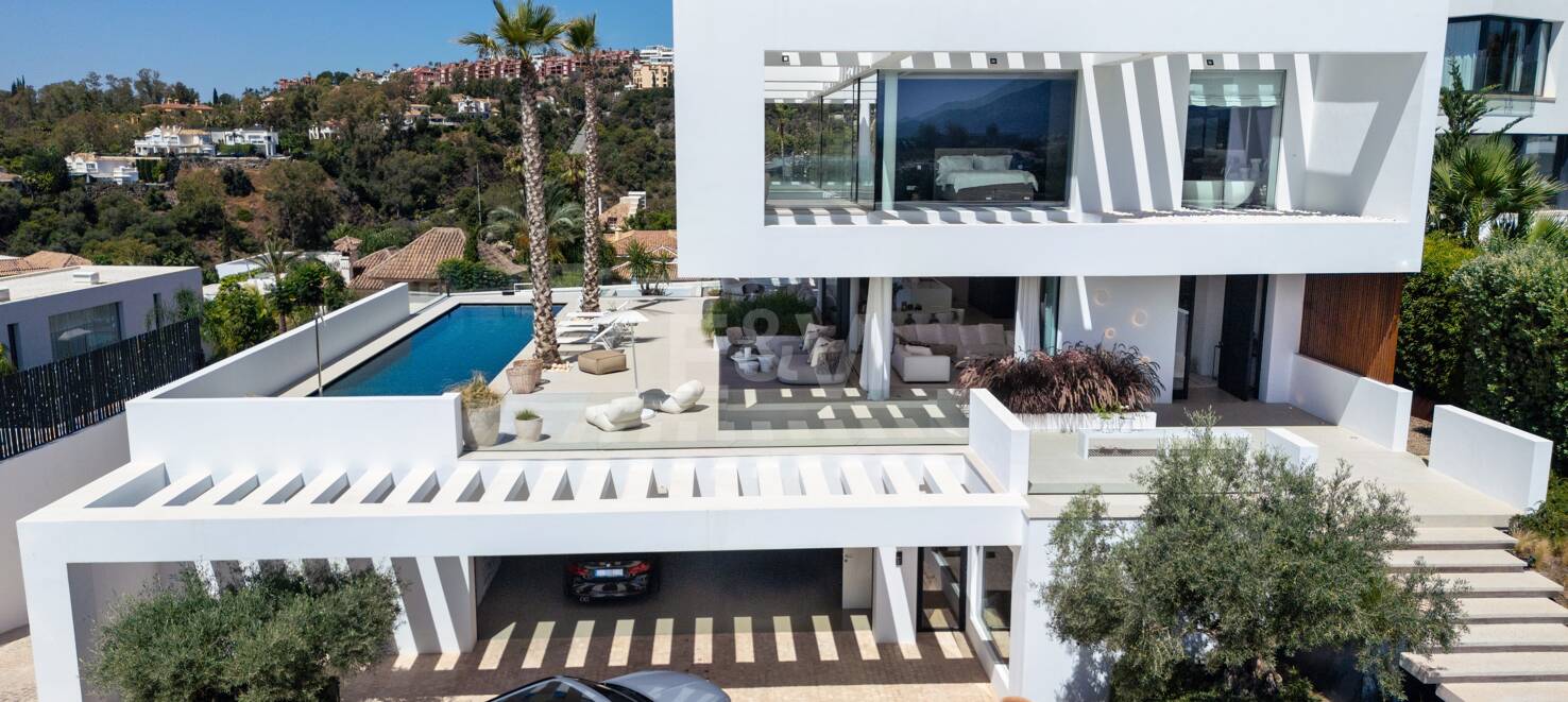 Contemporary Villa with Panoramic Views and Luxurious Amenities in La Quinta