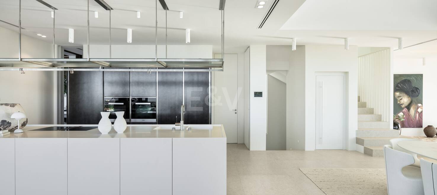 Contemporary Villa with Panoramic Views and Luxurious Amenities in La Quinta