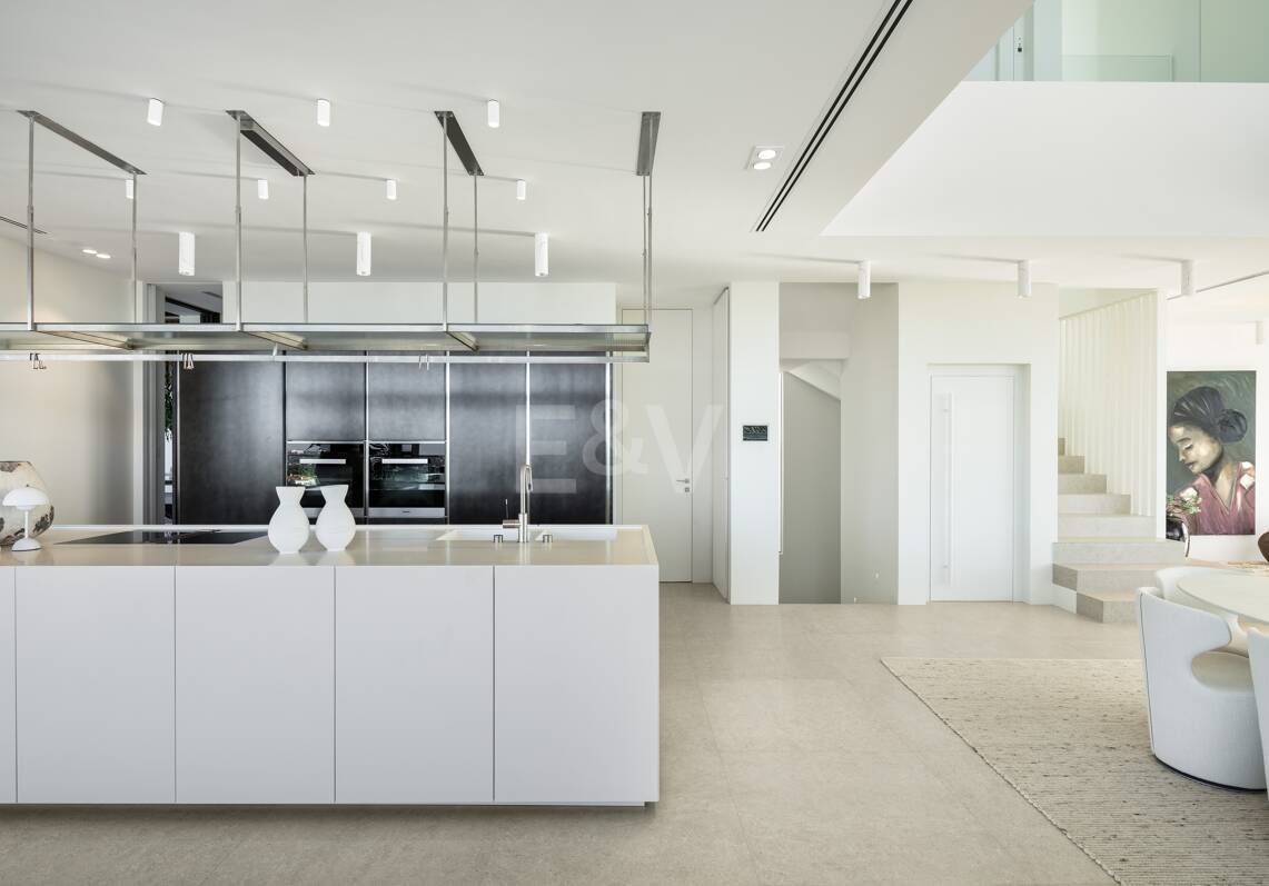 Contemporary Villa with Panoramic Views and Luxurious Amenities in La Quinta