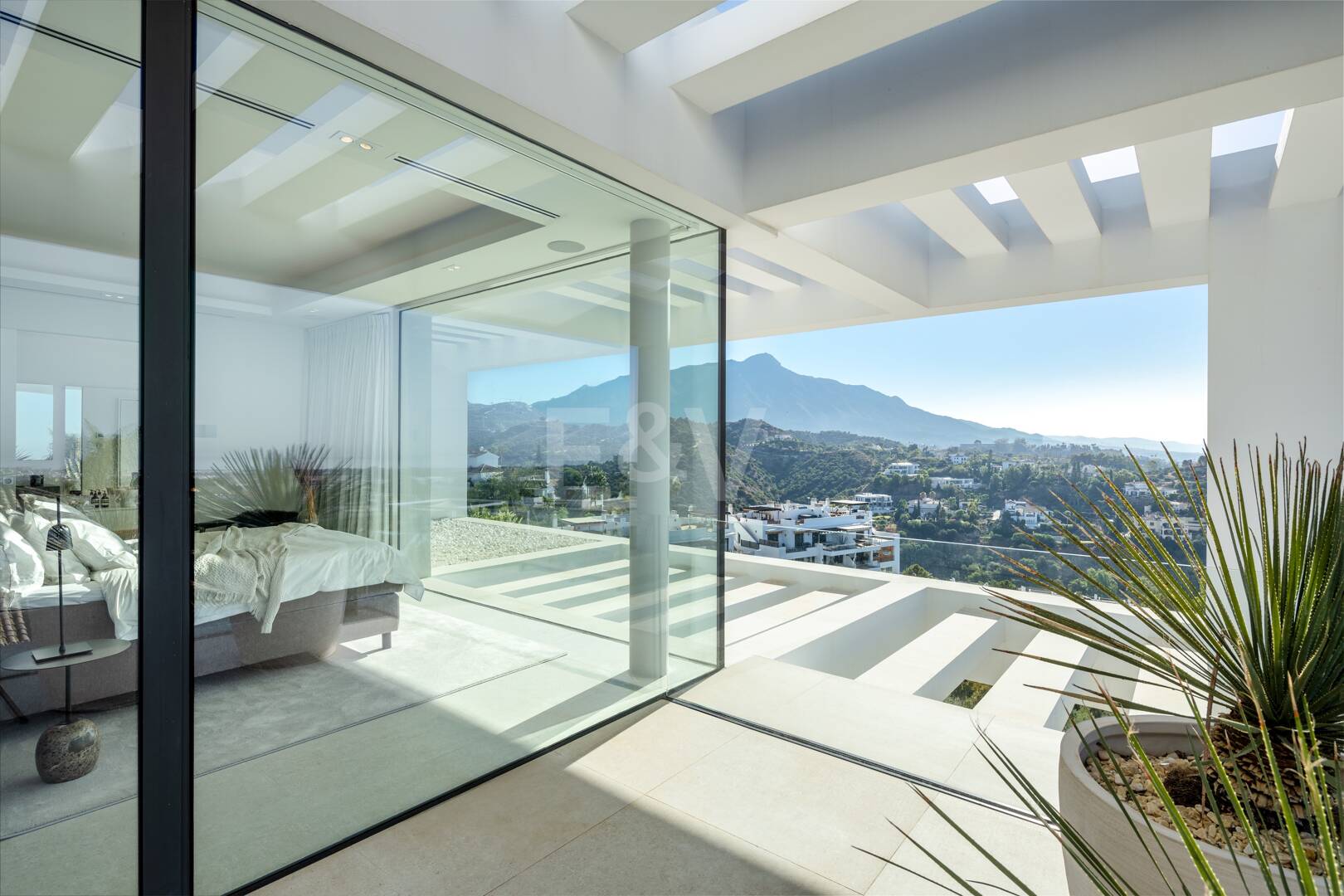 Contemporary Villa with Panoramic Views and Luxurious Amenities in La Quinta