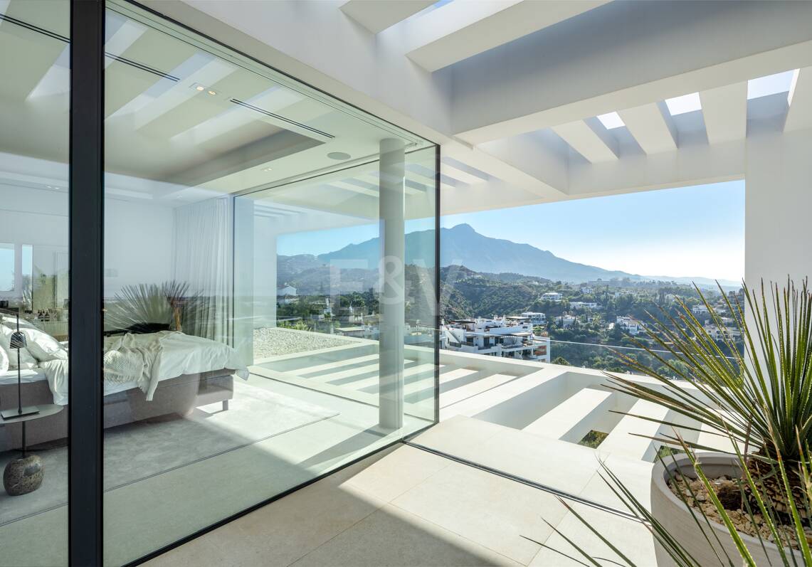 Contemporary Villa with Panoramic Views and Luxurious Amenities in La Quinta