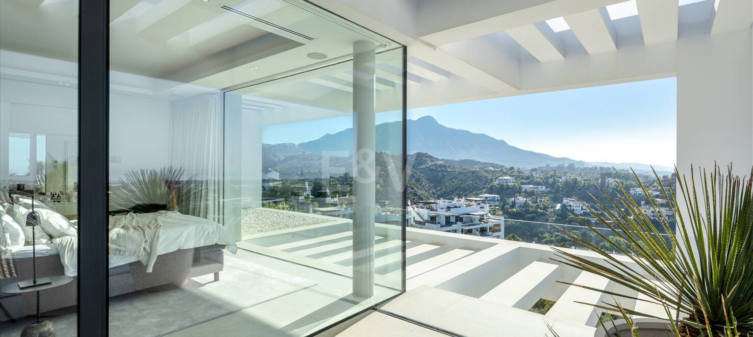Contemporary Villa with Panoramic Views and Luxurious Amenities in La Quinta
