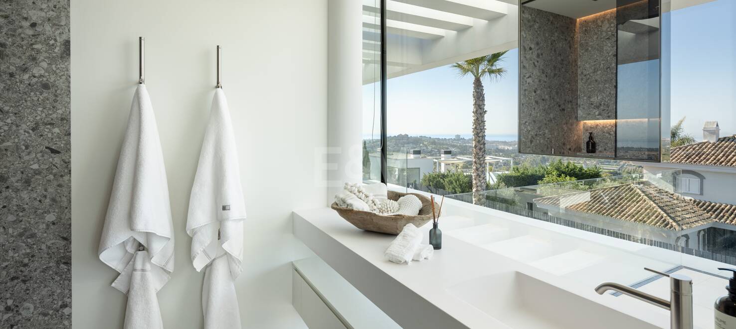 Contemporary Villa with Panoramic Views and Luxurious Amenities in La Quinta