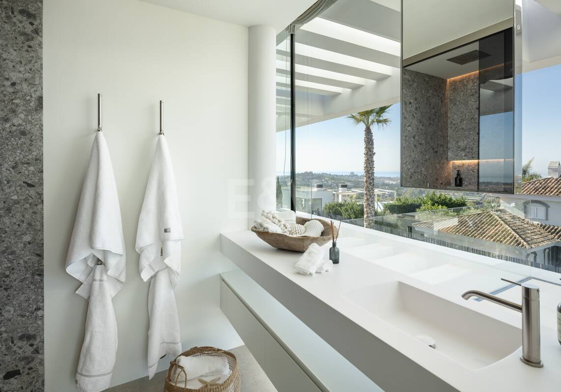 Contemporary Villa with Panoramic Views and Luxurious Amenities in La Quinta
