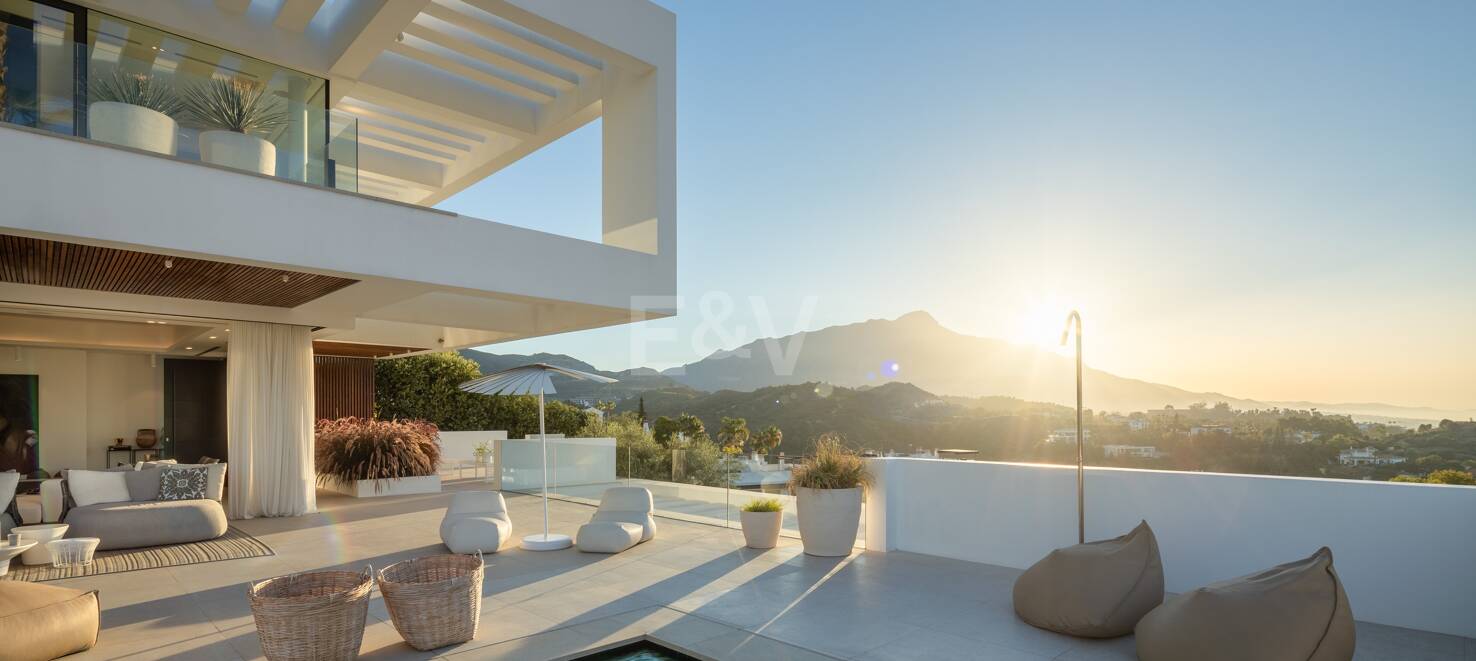 Contemporary Villa with Panoramic Views and Luxurious Amenities in La Quinta