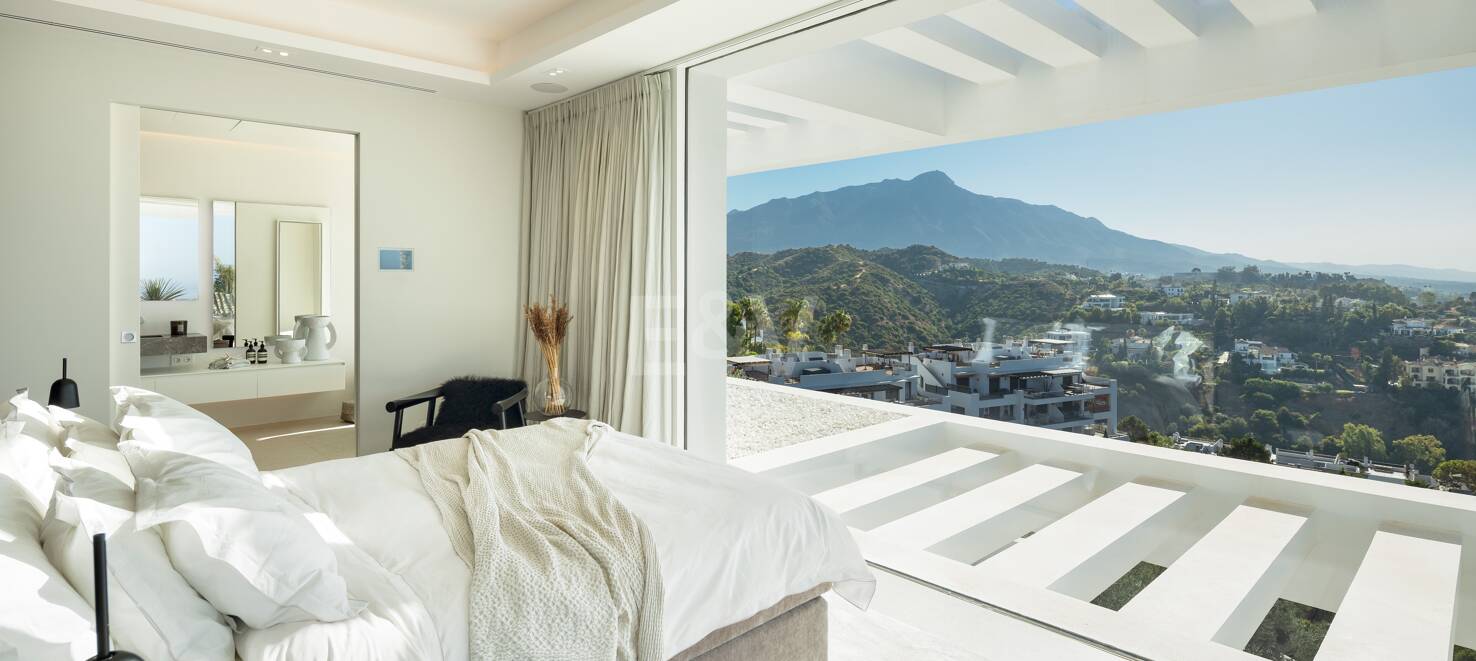 Contemporary Villa with Panoramic Views and Luxurious Amenities in La Quinta