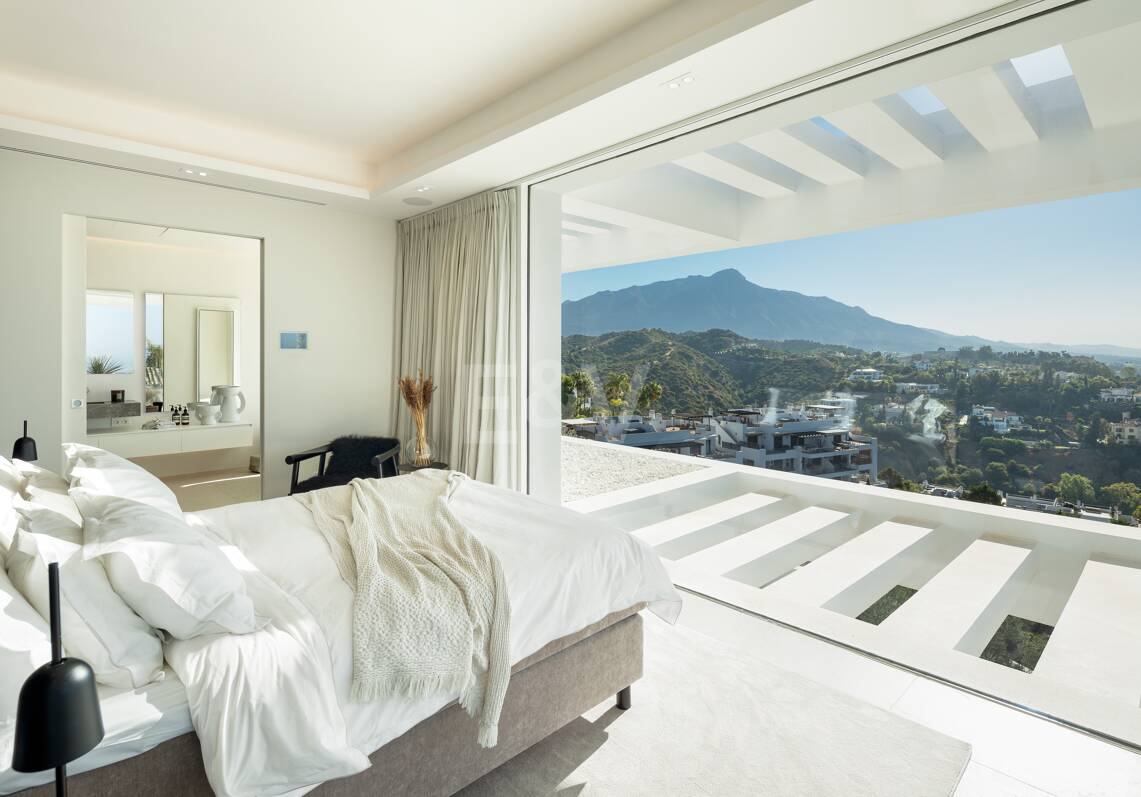 Contemporary Villa with Panoramic Views and Luxurious Amenities in La Quinta