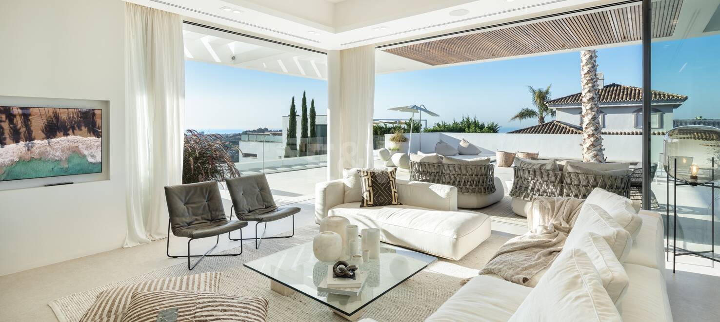 Contemporary Villa with Panoramic Views and Luxurious Amenities in La Quinta