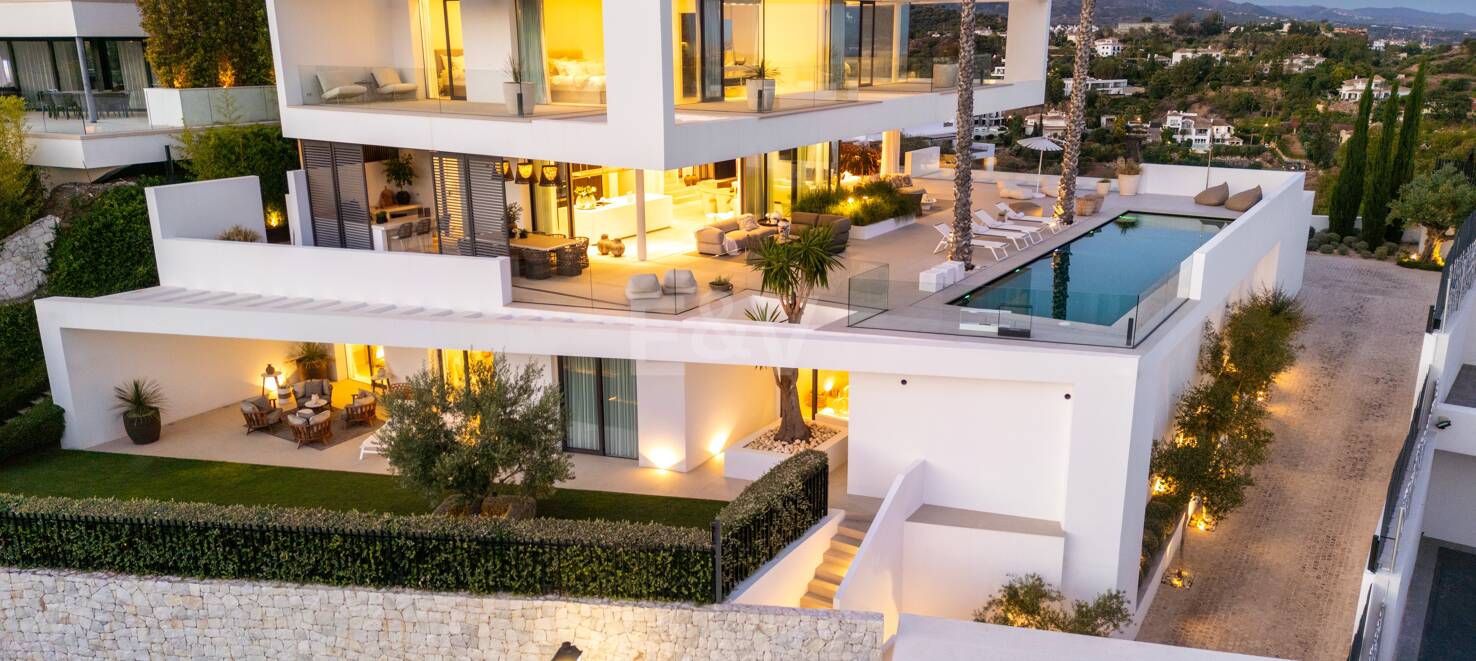 Contemporary Villa with Panoramic Views and Luxurious Amenities in La Quinta
