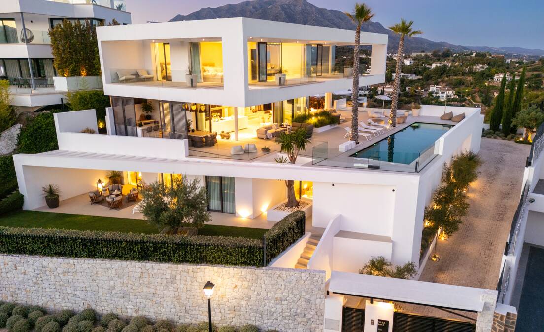 Cette villa moderne qui a été achevée en 2021, est située dans le quartier désirable de La Quinta, offrant une...