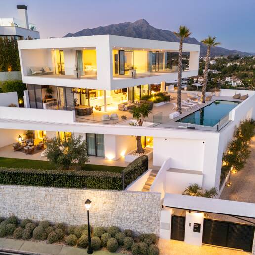 Contemporary Villa with Panoramic Views and Luxurious Amenities in La Quinta