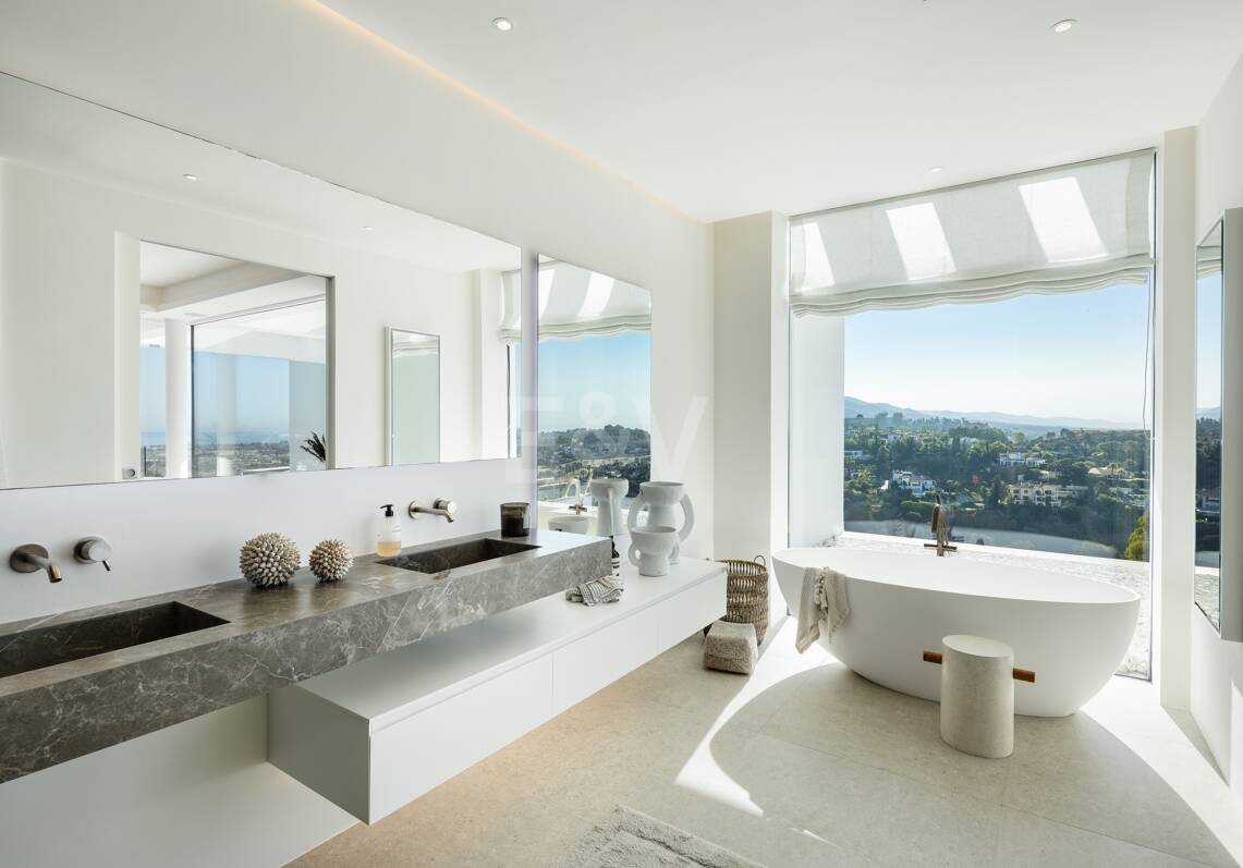 Contemporary Villa with Panoramic Views and Luxurious Amenities in La Quinta