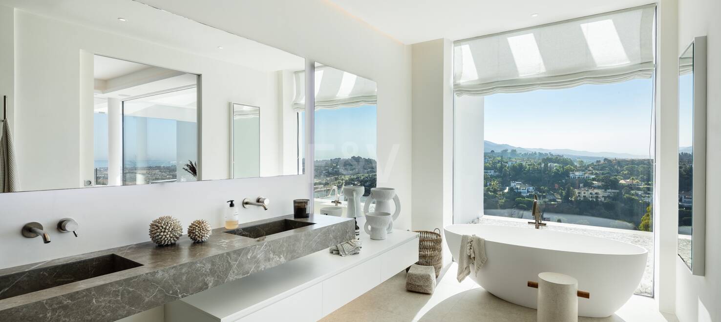 Contemporary Villa with Panoramic Views and Luxurious Amenities in La Quinta