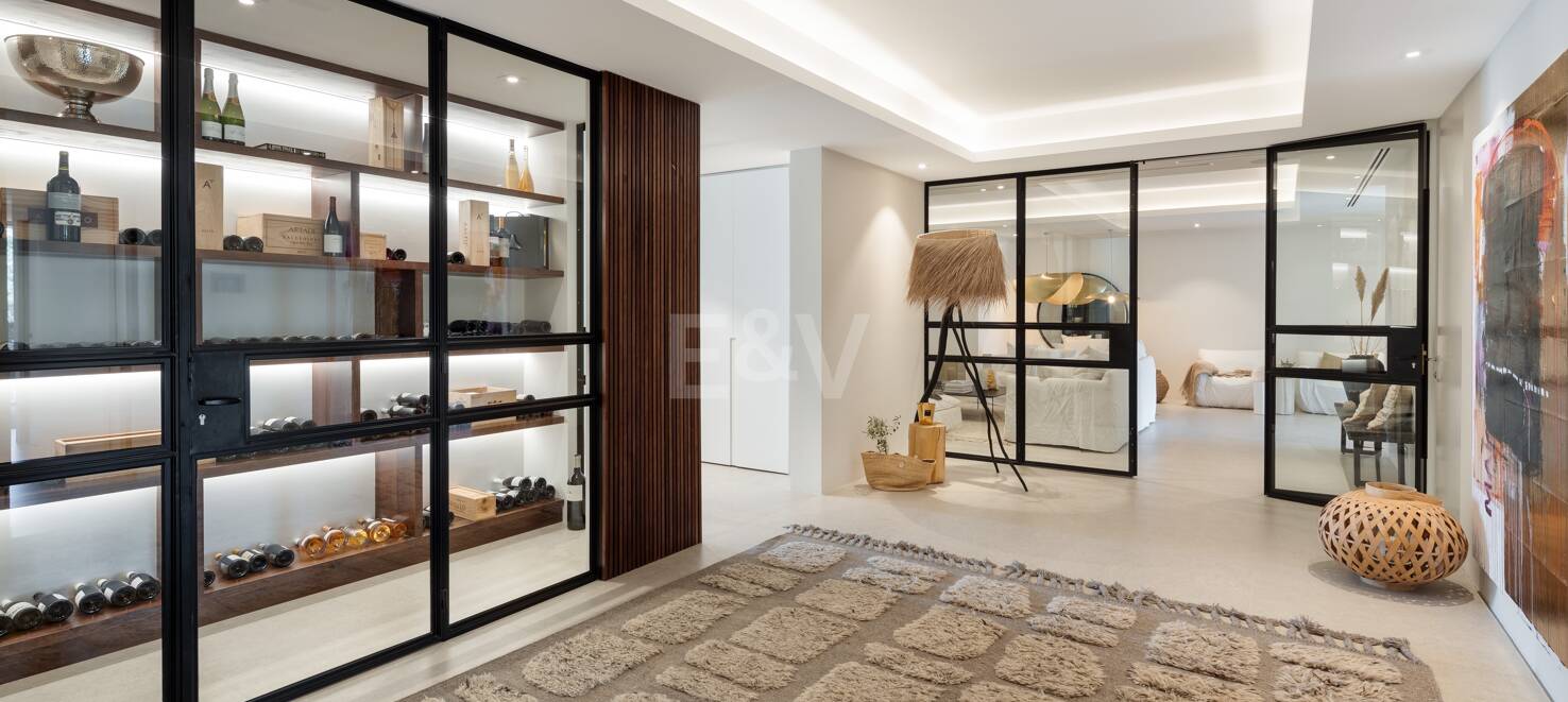 Contemporary Villa with Panoramic Views and Luxurious Amenities in La Quinta