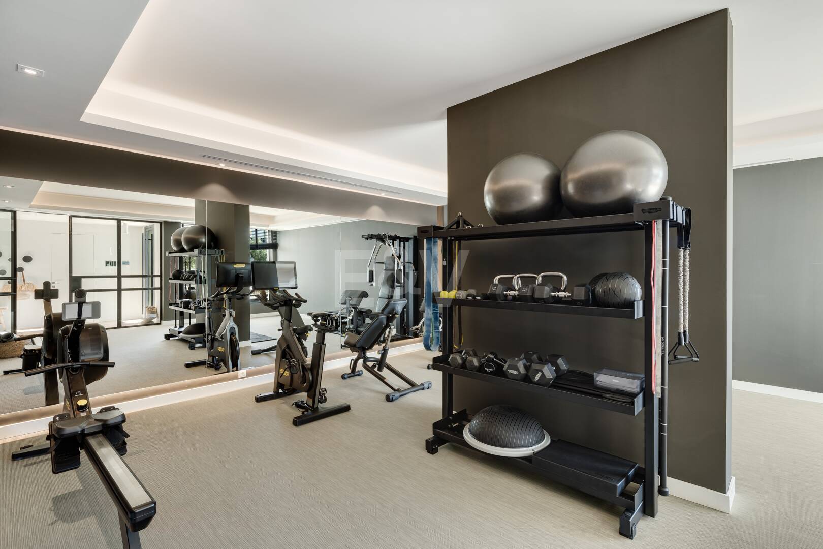 Contemporary Villa with Panoramic Views and Luxurious Amenities in La Quinta