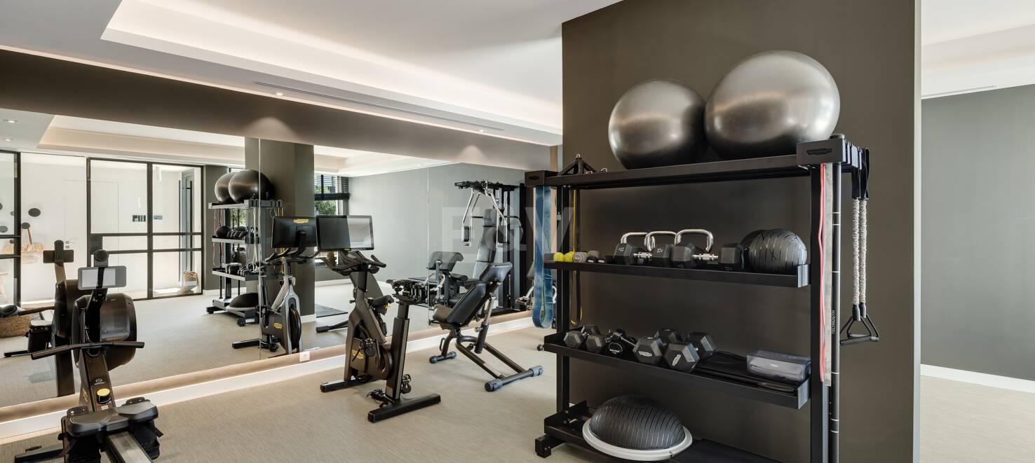 Contemporary Villa with Panoramic Views and Luxurious Amenities in La Quinta