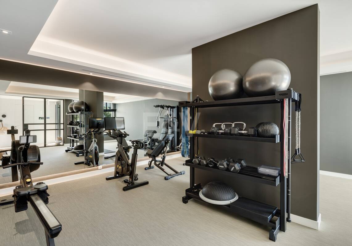 Contemporary Villa with Panoramic Views and Luxurious Amenities in La Quinta