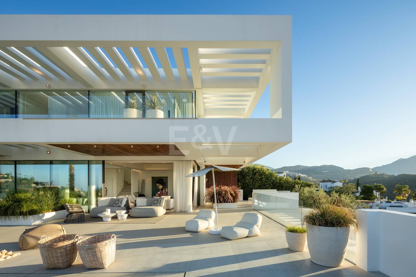 Contemporary Villa with Panoramic Views and Luxurious Amenities in La Quinta