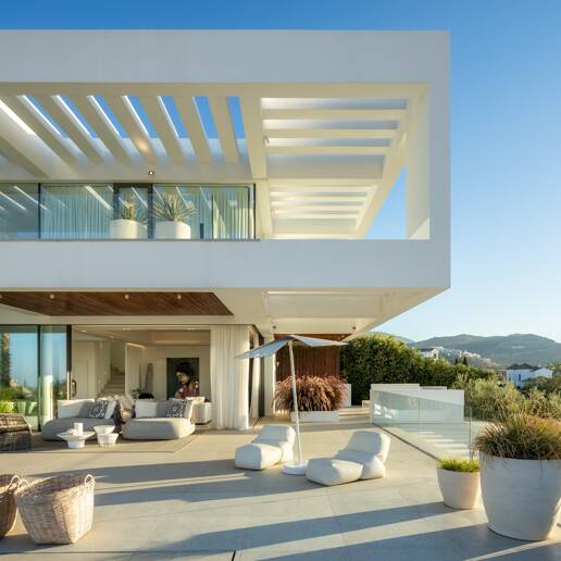 Contemporary Villa with Panoramic Views and Luxurious Amenities in La Quinta