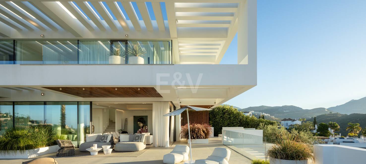 Contemporary Villa with Panoramic Views and Luxurious Amenities in La Quinta