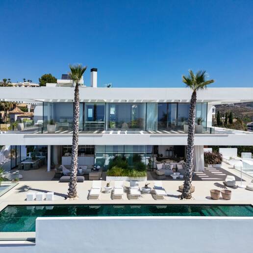 Contemporary Villa with Panoramic Views and Luxurious Amenities in La Quinta