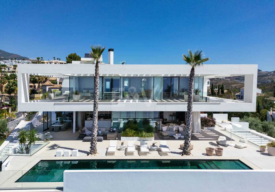 Contemporary Villa with Panoramic Views and Luxurious Amenities in La Quinta