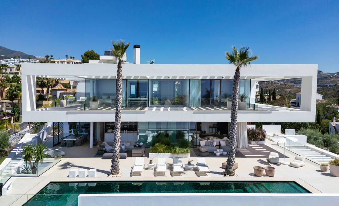 Contemporary Villa with Panoramic Views and Luxurious Amenities in La Quinta