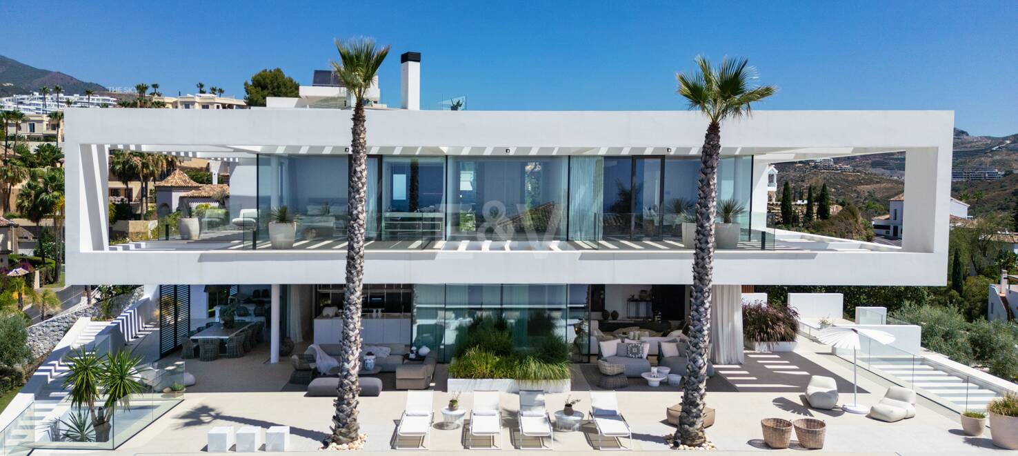 Contemporary Villa with Panoramic Views and Luxurious Amenities in La Quinta