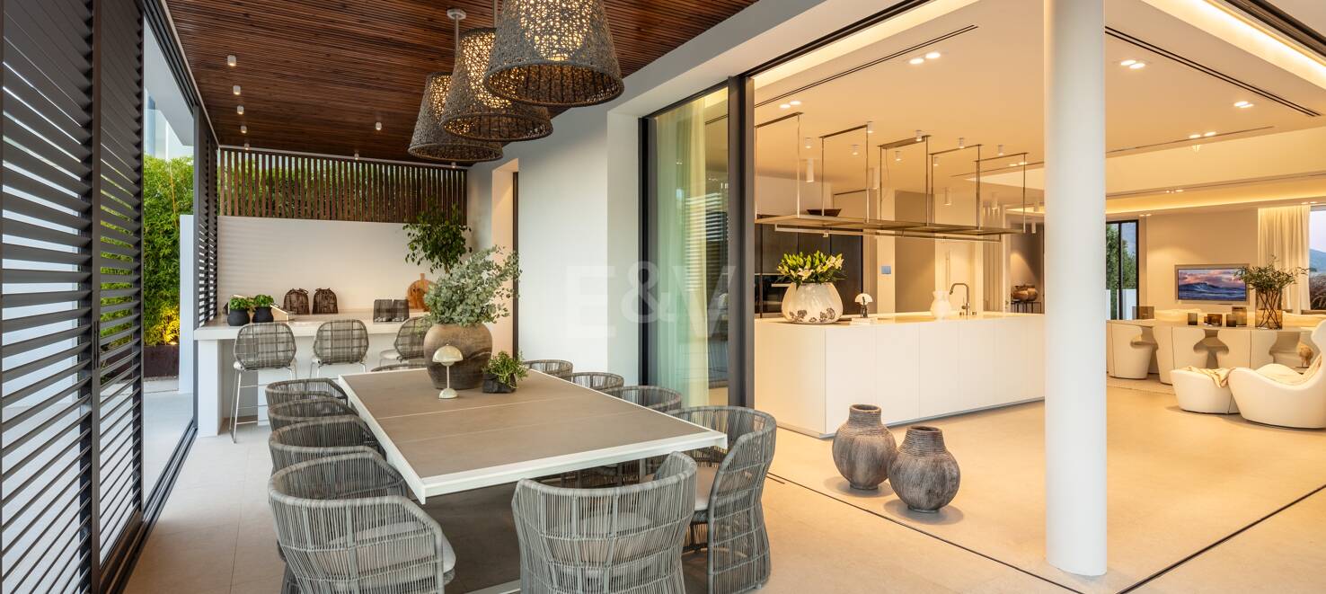 Contemporary Villa with Panoramic Views and Luxurious Amenities in La Quinta