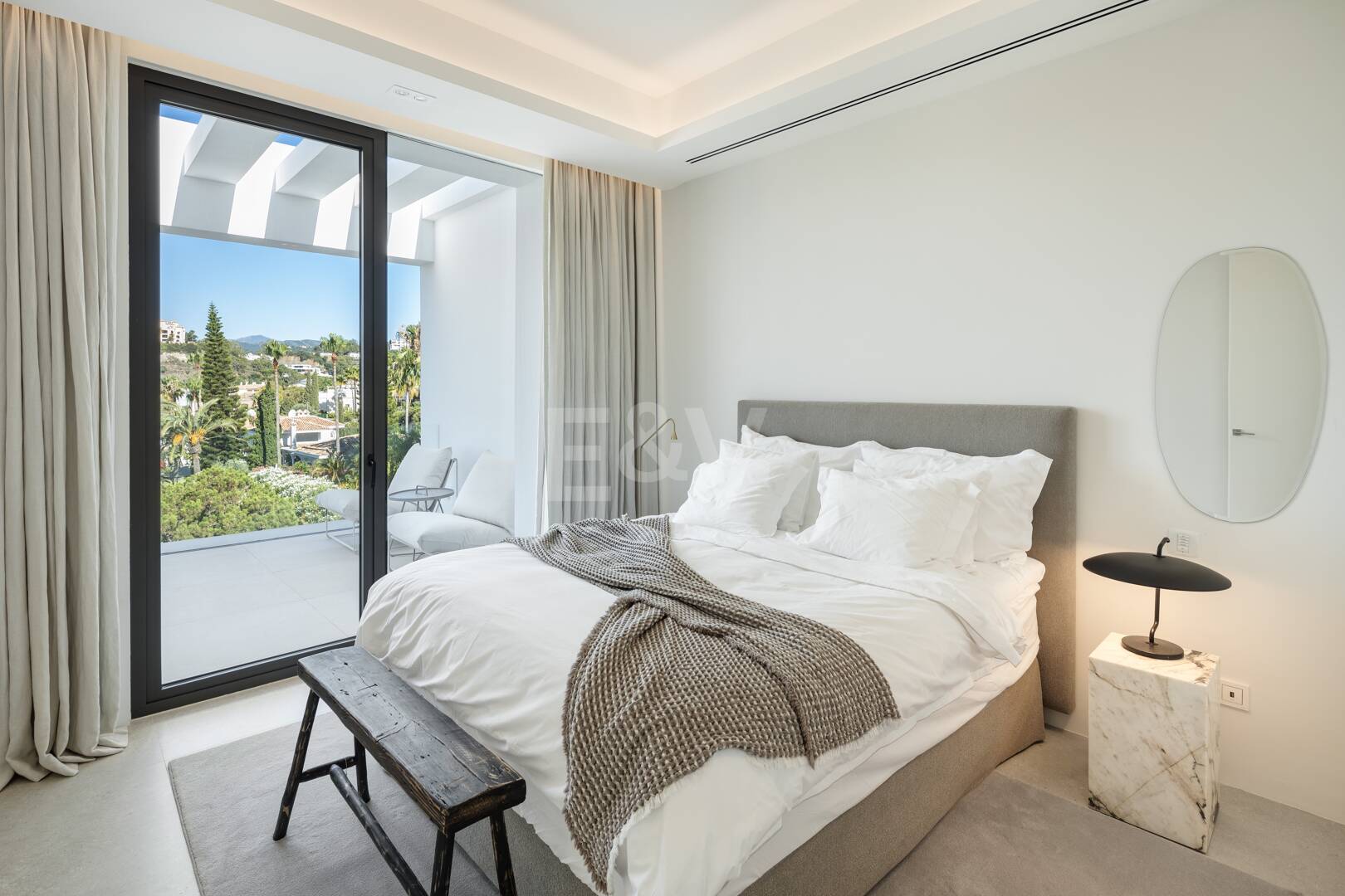 Contemporary Villa with Panoramic Views and Luxurious Amenities in La Quinta