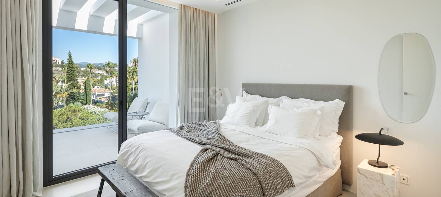 Contemporary Villa with Panoramic Views and Luxurious Amenities in La Quinta