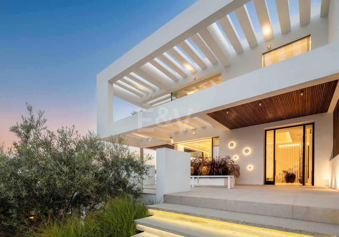 Contemporary Villa with Panoramic Views and Luxurious Amenities in La Quinta