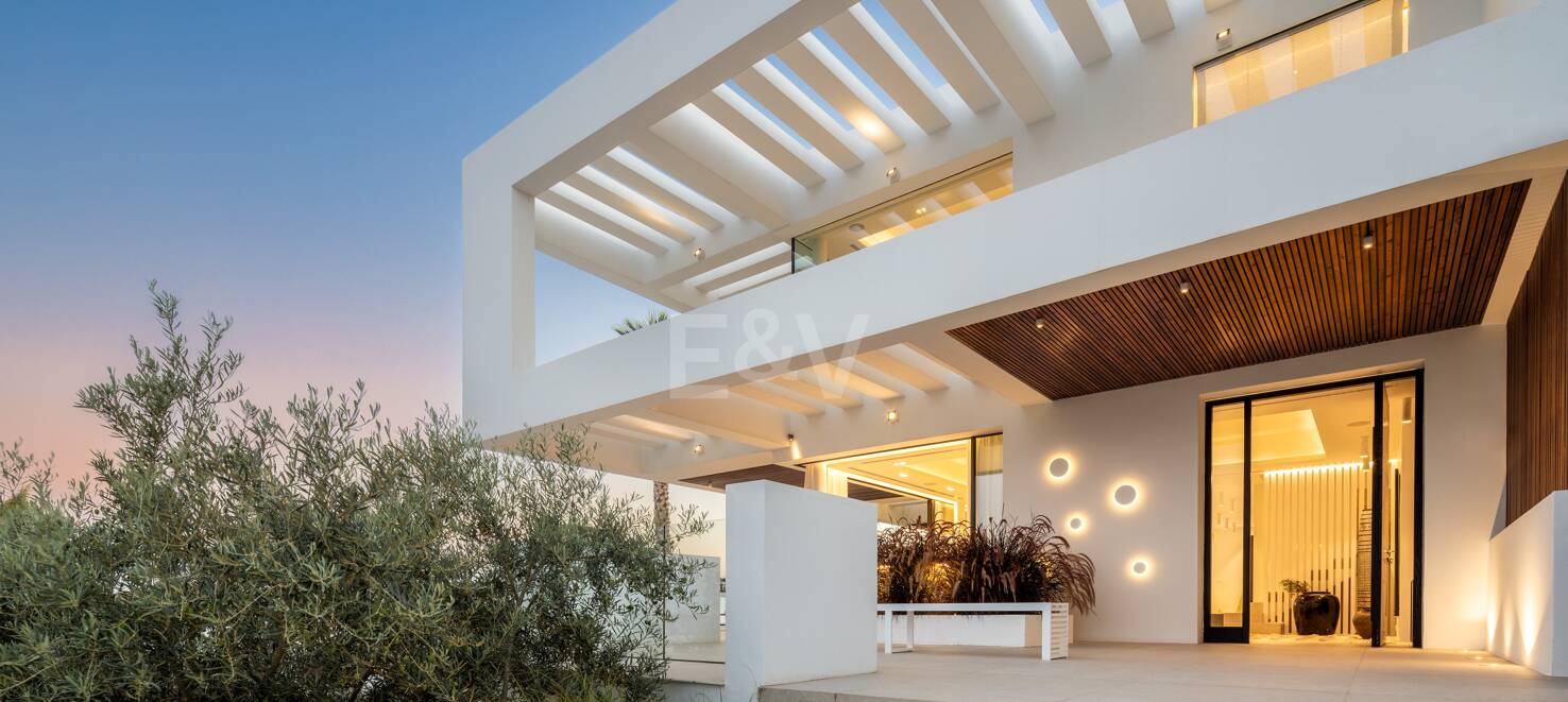 Contemporary Villa with Panoramic Views and Luxurious Amenities in La Quinta