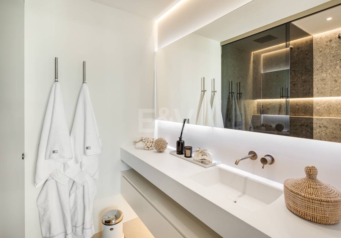 Contemporary Villa with Panoramic Views and Luxurious Amenities in La Quinta