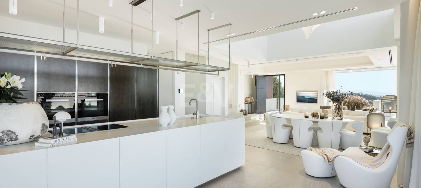 Contemporary Villa with Panoramic Views and Luxurious Amenities in La Quinta