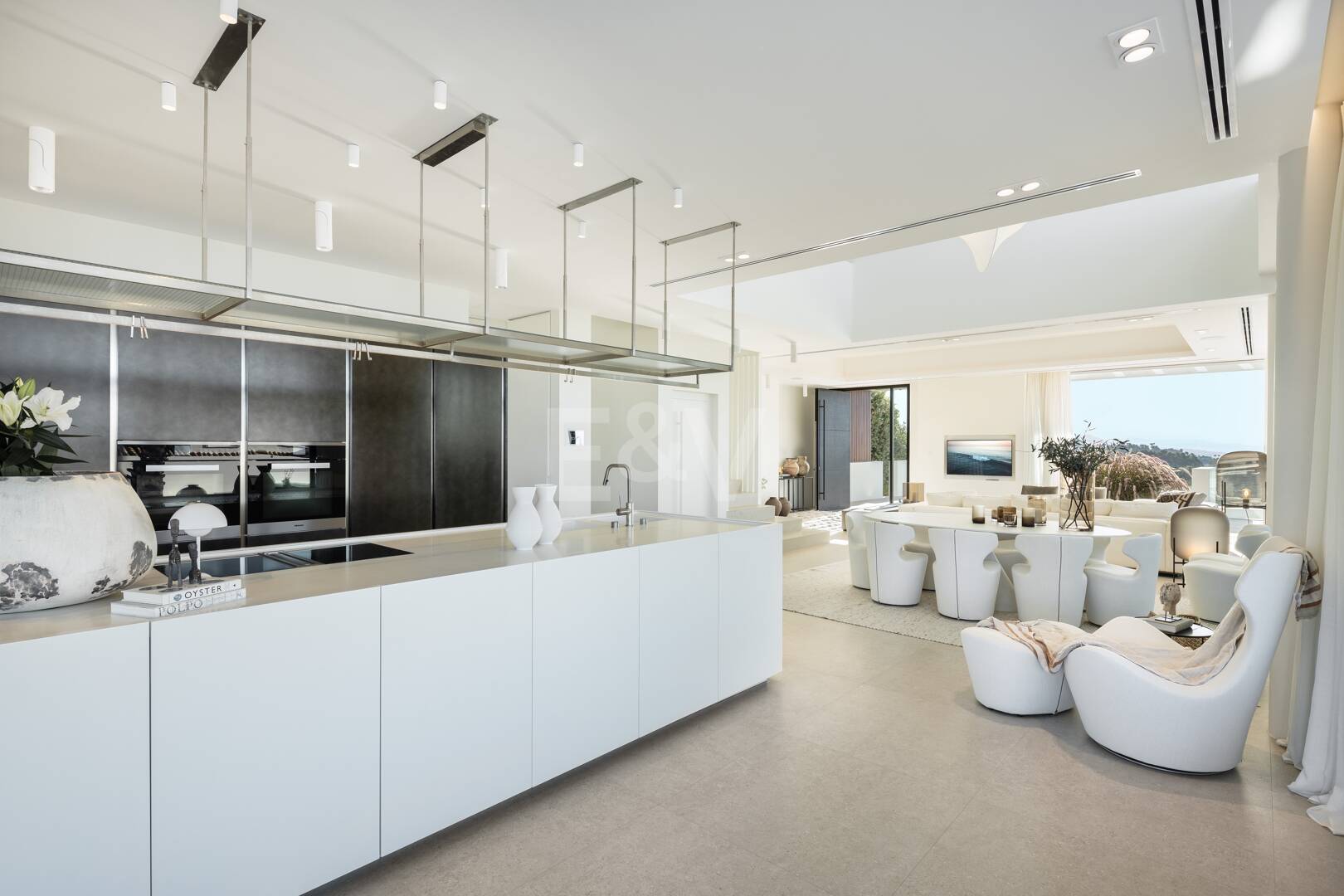 Contemporary Villa with Panoramic Views and Luxurious Amenities in La Quinta