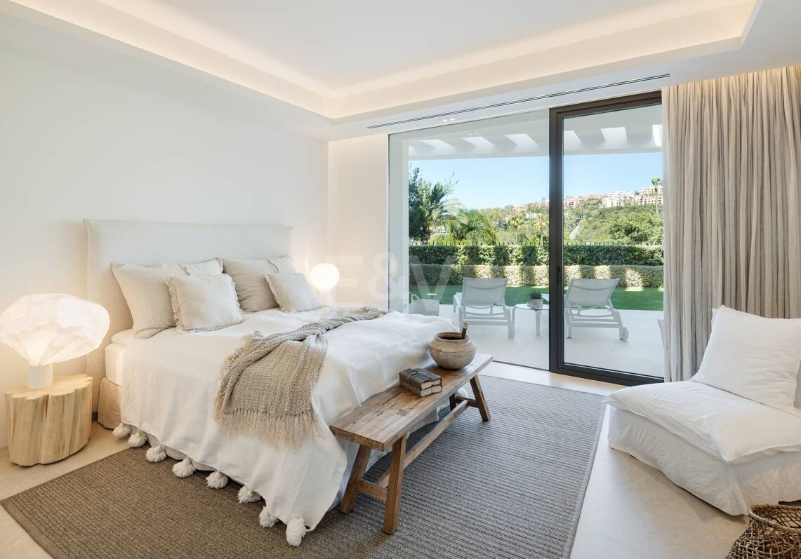 Contemporary Villa with Panoramic Views and Luxurious Amenities in La Quinta