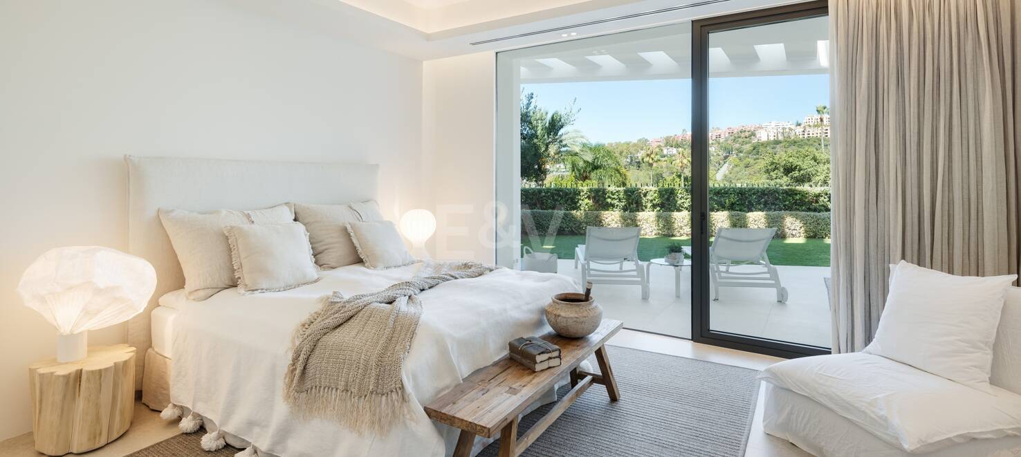 Contemporary Villa with Panoramic Views and Luxurious Amenities in La Quinta